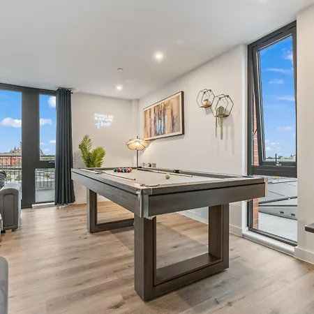 Penthouse With Gorgeous Minister View - Hot Tub - Gym - Free Parking - Pool & Table Tennis Table