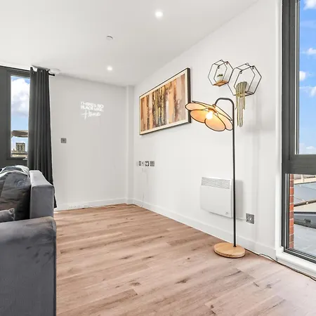 Penthouse With Gorgeous Minister View - Hot Tub - Gym - Free Parking - Pool & Table Tennis Table York