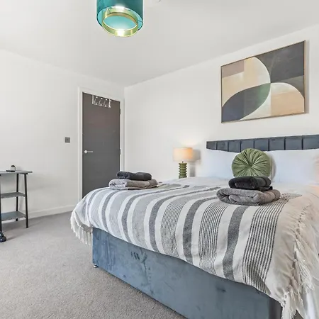 Penthouse With Gorgeous Minister View - Hot Tub - Gym - Free Parking - Pool & Table Tennis Table