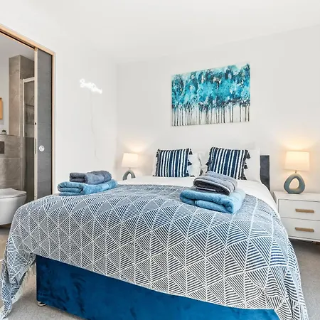 Penthouse With Gorgeous Minister View - Hot Tub - Gym - Free Parking - Pool & Table Tennis Table Apartamento *