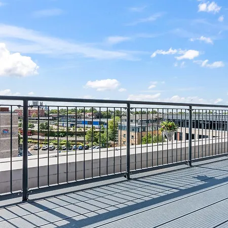 Penthouse With Gorgeous Minister View - Hot Tub - Gym - Free Parking - Pool & Table Tennis Table