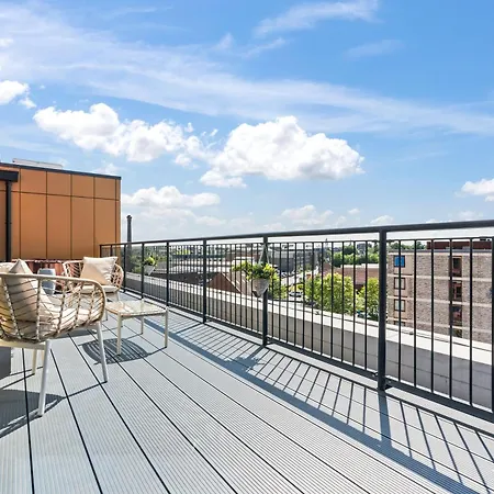Penthouse With Gorgeous Minister View - Hot Tub - Gym - Free Parking - Pool & Table Tennis Table