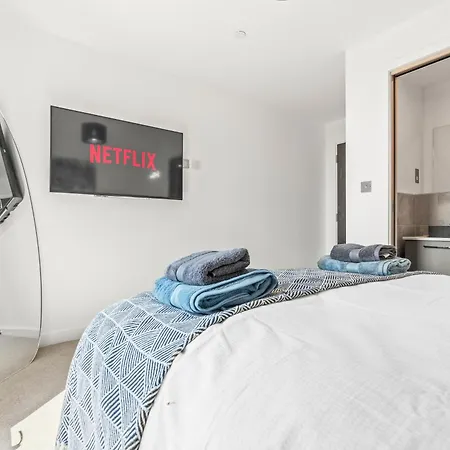 Penthouse With Gorgeous Minister View - Hot Tub - Gym - Free Parking - Pool & Table Tennis Table *