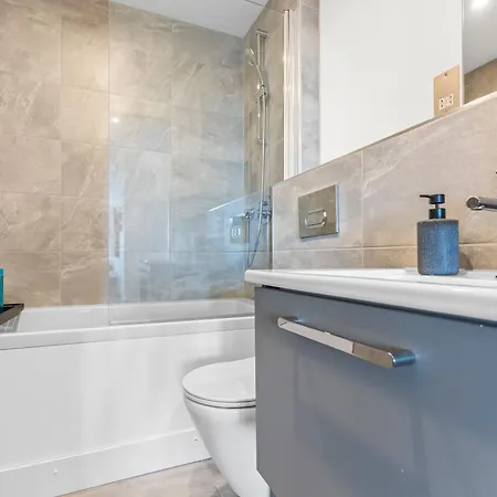 Penthouse With Gorgeous Minister View - Hot Tub - Gym - Free Parking - Pool & Table Tennis Table *