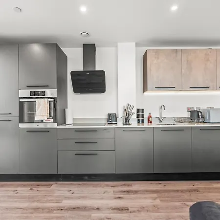 Penthouse With Gorgeous Minister View - Hot Tub - Gym - Free Parking - Pool & Table Tennis Table