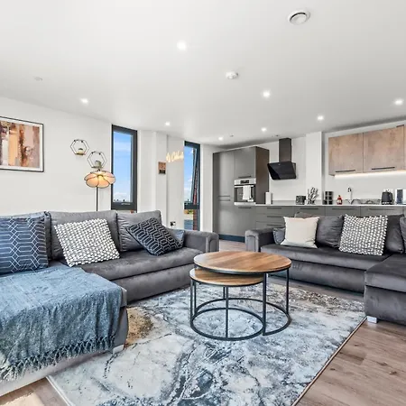 Penthouse With Gorgeous Minister View - Hot Tub - Gym - Free Parking - Pool & Table Tennis Table * York