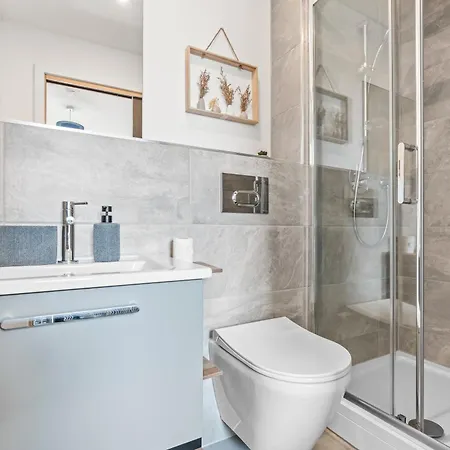 Penthouse With Gorgeous Minister View - Hot Tub - Gym - Free Parking - Pool & Table Tennis Table