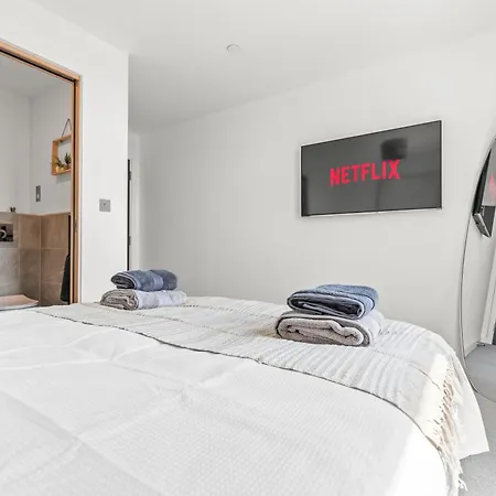 Penthouse With Gorgeous Minister View - Hot Tub - Gym - Free Parking - Pool & Table Tennis Table *