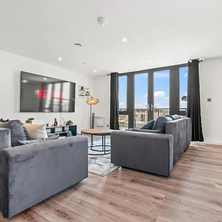 Apartamento Penthouse With Gorgeous Minister View - Hot Tub - Gym - Free Parking - Pool & Table Tennis Table *