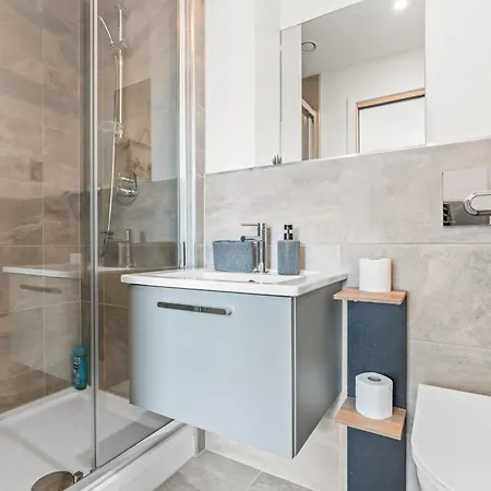 Penthouse With Gorgeous Minister View - Hot Tub - Gym - Free Parking - Pool & Table Tennis Table